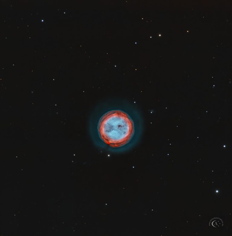 Schmalbandaufnahme des rundlichen Eulennebels M97 mit heller Nebelhülle und den beiden dunkleren, namensgebenden „Augen“.