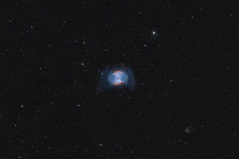 Astrofotografie des Hantelnebels M27 mit heller hantelförmiger Zentralstruktur und deutlich schwächeren äußeren Nebelbereichen.