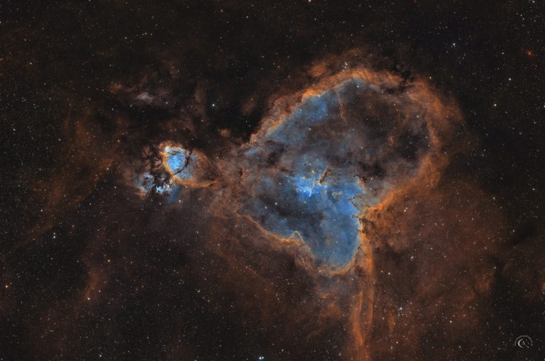 Weitfeld von Herznebel IC 1805 und Fischkopfnebel IC 1795 mit strukturierten Emissionsfronten in SHO-Darstellung.