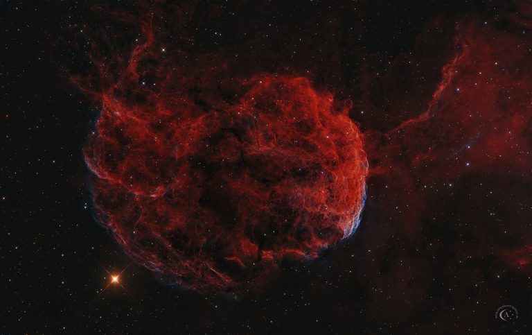 Astrofotografie des Supernovaüberrests IC 443, des Quallennebels, mit gekrümmten filamentartigen Stoßfronten und ausgedehnter Emission im Sternbild Zwillinge.