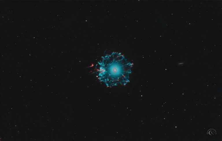 Tiefe HOO- und RGB-Astrofotografie des planetarischen Nebels NGC 6543, Katzenaugennebel, mit hellem strukturiertem Kern und sehr schwachen äußeren Gasbereichen.