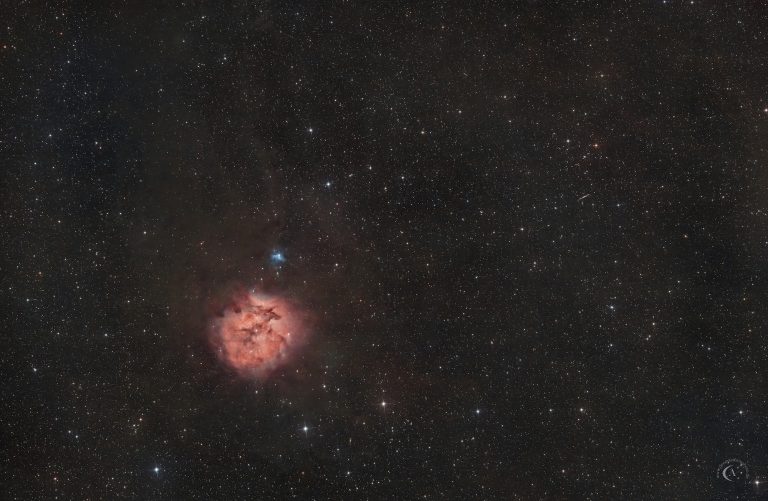 Engerer Ausschnitt des Kokonnebels IC 5146 mit heller Zentralregion, eingebettetem Sternhaufen und angrenzenden dunklen Staubstrukturen.