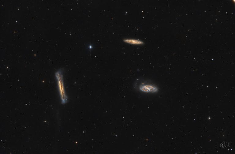 Aufnahme des Leo-Tripletts mit M65 und M66 rechts sowie der kantenständigen NGC 3628 links mit dunklem Staubband.