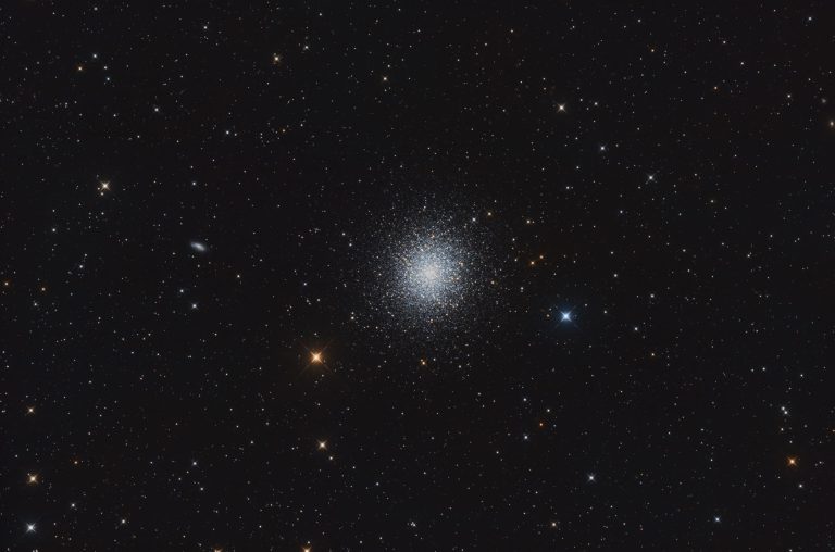 Astrofotografie des Kugelsternhaufens M13 im Sternbild Herkules mit dichtem hellem Zentrum und weit aufgelösten Sternen in den Außenbereichen.