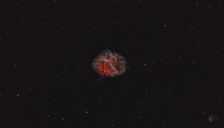 Astrofotografie des Krebsnebels M1 mit filamentarem Supernova-Auswurf und zentralem, vom Crab-Pulsar gespeistem Pulsarwindnebel.