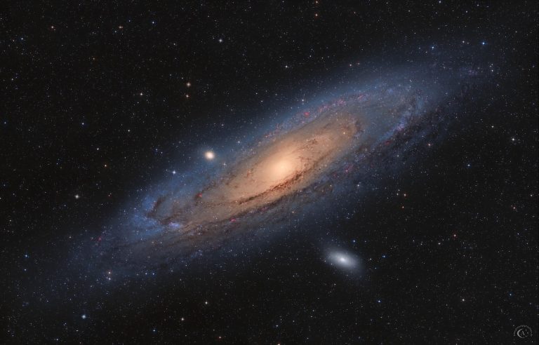Vierfeld-Mosaik der Andromedagalaxie M31 mit hellem Kern, dunklen Staubbändern und weit ausgedehnter Spiralstruktur.