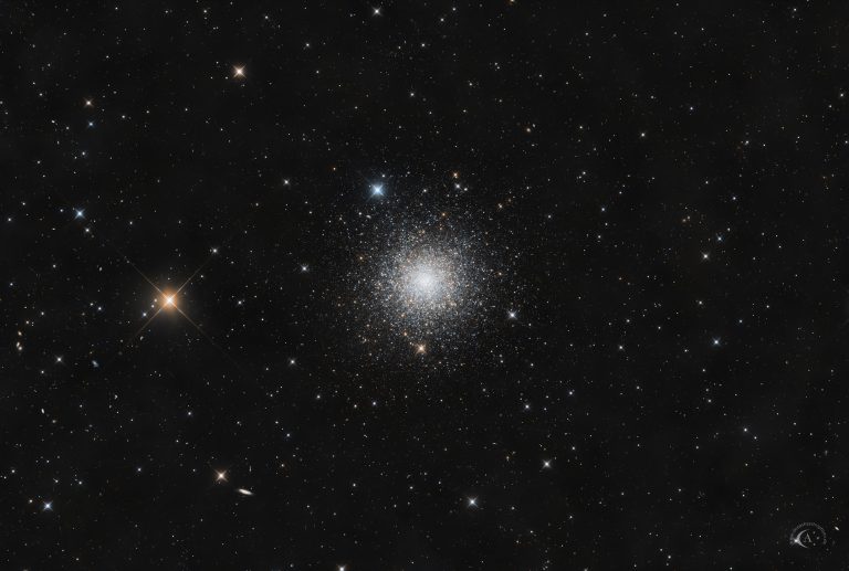 Astrofotografie des Kugelsternhaufens M3 mit dichtem hellem Zentrum und nach außen zunehmend aufgelösten Einzelsternen.