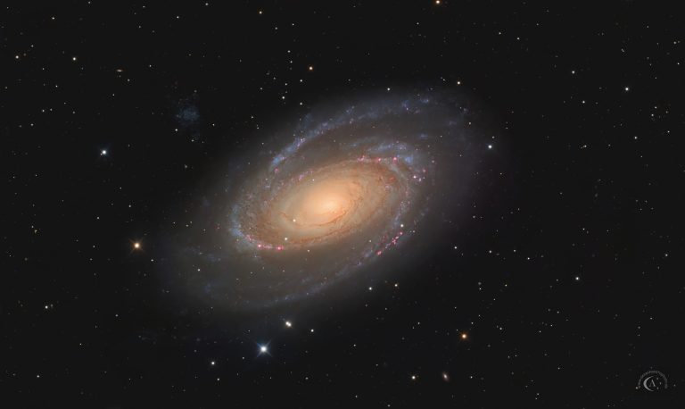 M81 Bodes Galaxie mit ausgeprägten Spiralarmen, Staubbändern und H-II-Regionen