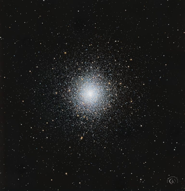 Astrofotografie des kompakten Kugelsternhaufens M92 mit dichtem Kern und nach außen aufgelösten Sternen.