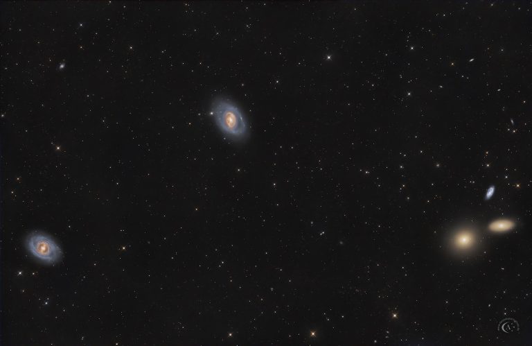 Löwe-Weitfeld mit M95, M96, M105, NGC 3384 und NGC 3389 als unterschiedlich geformte Galaxien in einem Bildfeld.