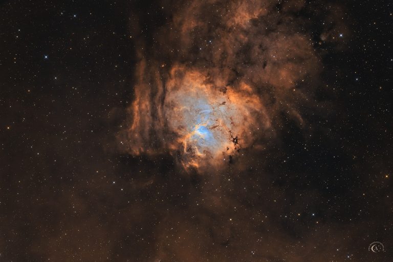 SHO-Astrofotografie von NGC 1491, dem Fossilen Fußabdruck, mit heller Ionisationsfront, dunklen Einschnitten und strukturierter H-II-Region.