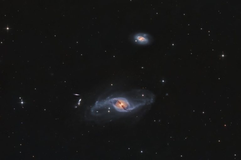 Astrofotografie der stark verbogenen Galaxie NGC 3718 im Großen Bären mit markanter Staubbahn, der Nachbargalaxie NGC 3729 und der fernen kompakten Galaxiengruppe Hickson 56.