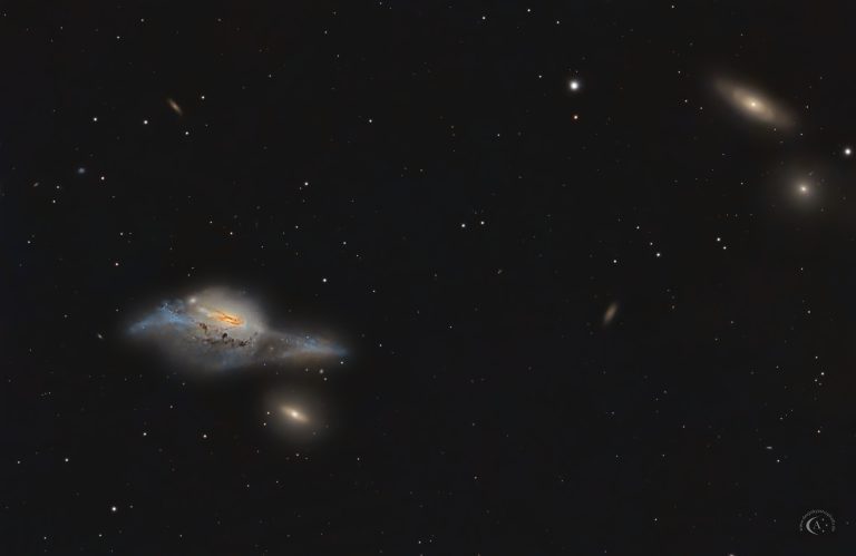 Astrofotografie der Eyes Galaxies NGC 4438 und NGC 4435 mit der stark deformierten NGC 4438 und weiteren Galaxien der Markarjanschen Kette.