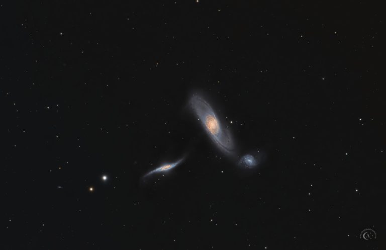 Detailaufnahme der Galaxiengruppe Arp 286 mit NGC 5560, NGC 5566 und NGC 5569 sowie deutlich verzerrten Galaxienformen.