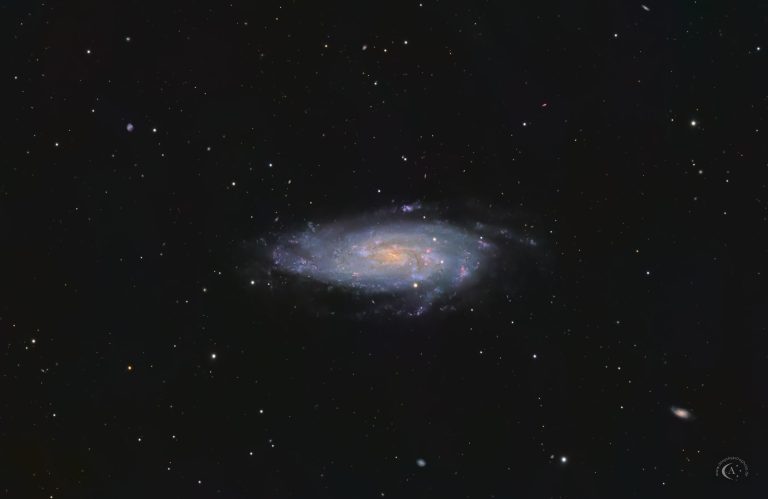 LRGB-Astrofotografie der Spiralgalaxie NGC 4559 mit jungen Sternentstehungsgebieten in den Außenbereichen; zusätzliche Hα-Daten heben einzelne H-II-Regionen nur schwach hervor.