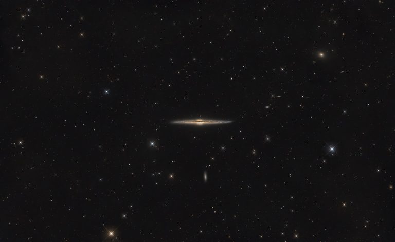 Astrofotografie der nahezu kantenständigen Nadelgalaxie NGC 4565 mit schmaler Sternscheibe und markantem dunklem Staubband.
