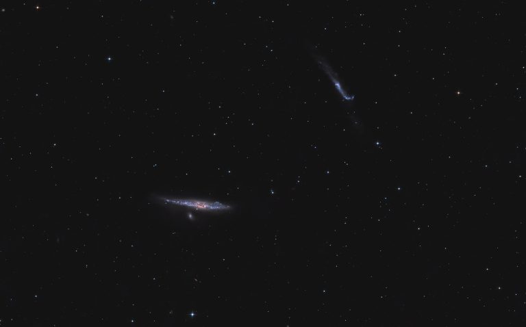 Galaxienfeld mit der kantenständigen NGC 4631, der kleinen NGC 4627 und der verzerrten Hockey-Stick-Galaxie NGC 4656.