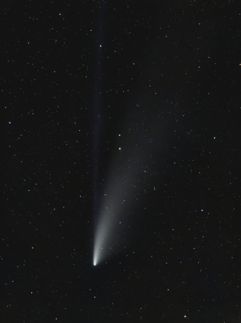 Aufnahme des Kometen C/2020 F3 NEOWISE mit hellem Staubschweif und schwächerem bläulichem Ionenschweif.