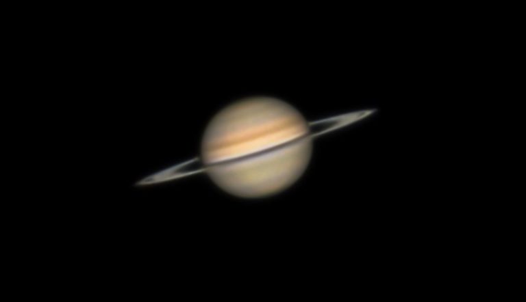 Planetenaufnahme des Saturn vom 18. August 2025 mit sehr schmal geöffnetem Ringsystem; Vergleichsbild von 2024 dokumentiert den Einstieg in die Planetenfotografie.