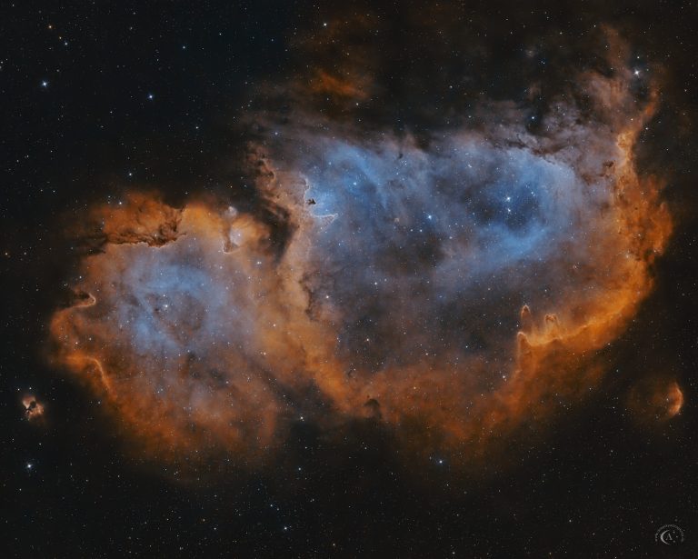 Zweifaches Mosaik des Seelennebels IC 1848 in Hubble-Farbpalette mit großflächigen gegliederten Emissions- und Staubstrukturen.
