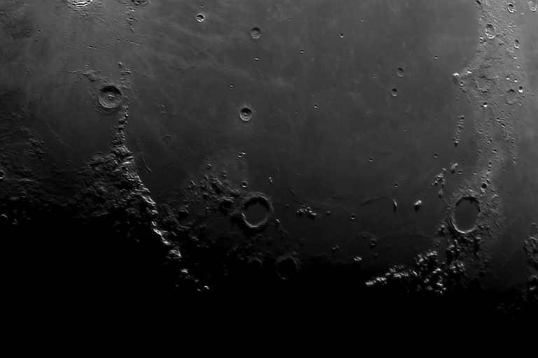 Mondnahaufnahme mit Mare Imbrium, Montes Apenninus und großen Kratern im Streiflicht