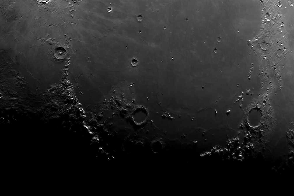 Mondnahaufnahme mit Mare Imbrium, Montes Apenninus und großen Kratern im Streiflicht